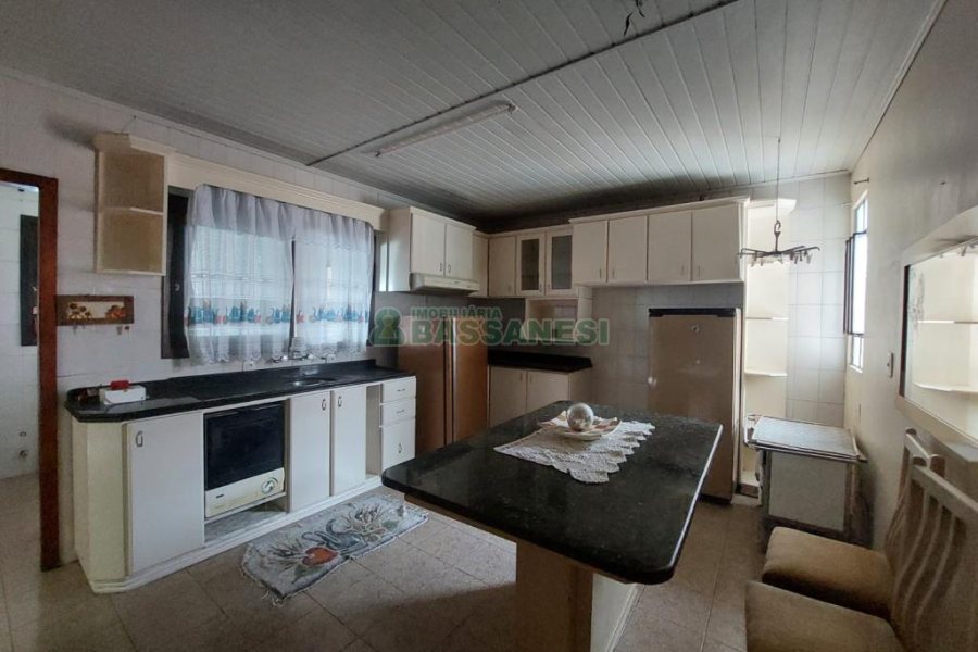 Casa com 70m², 4 dormitórios, 3 vagas, no bairro Marechal Floriano em Caxias do Sul para Comprar