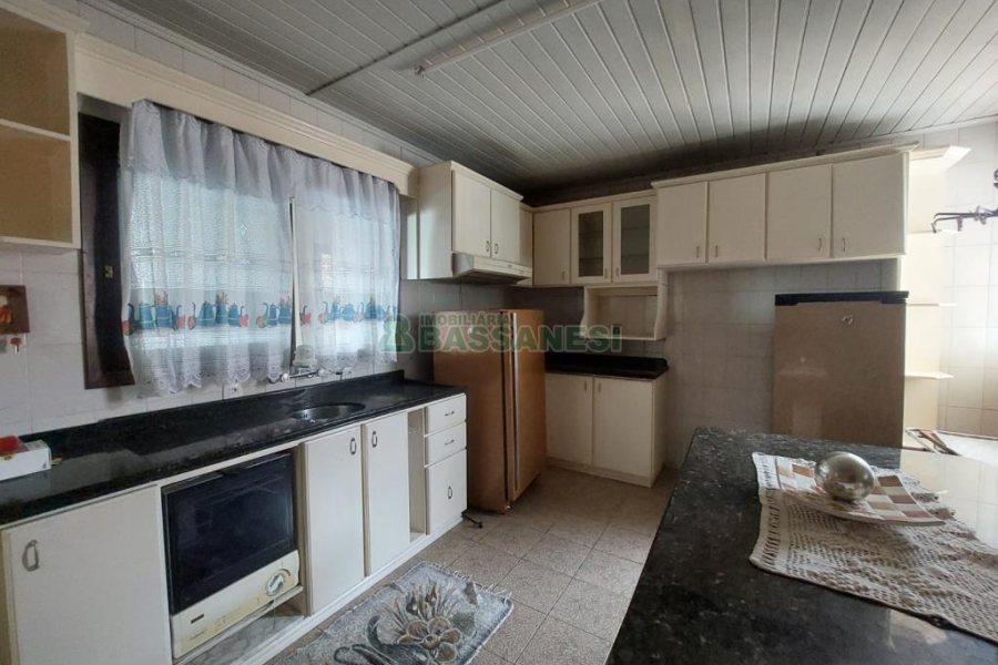 Casa com 70m², 4 dormitórios, 3 vagas, no bairro Marechal Floriano em Caxias do Sul para Comprar