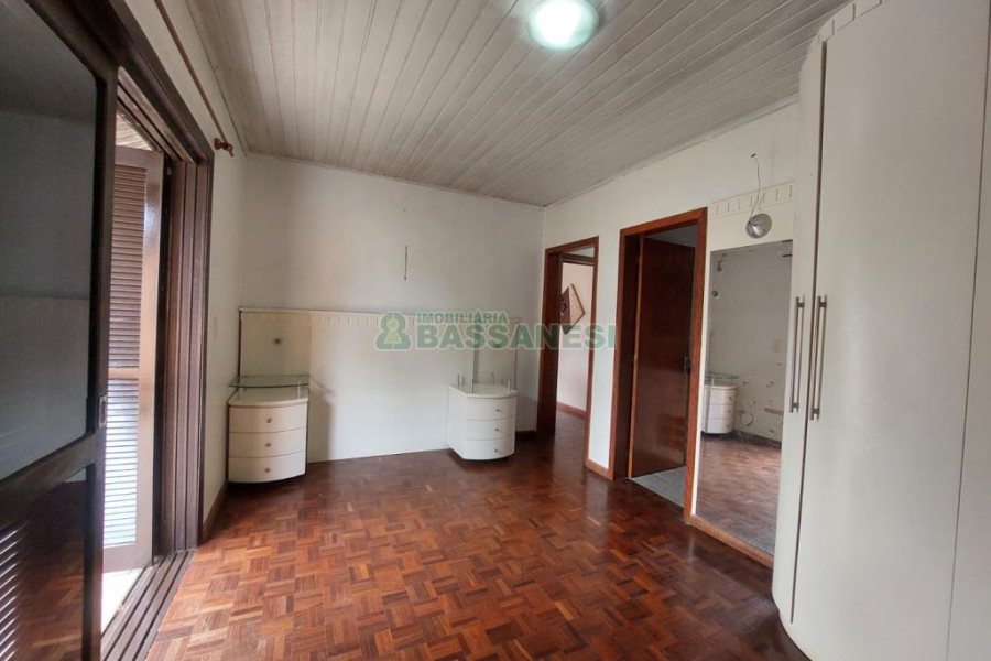 Casa com 70m², 4 dormitórios, 3 vagas, no bairro Marechal Floriano em Caxias do Sul para Comprar