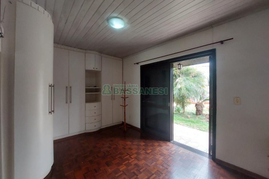 Casa com 70m², 4 dormitórios, 3 vagas, no bairro Marechal Floriano em Caxias do Sul para Comprar