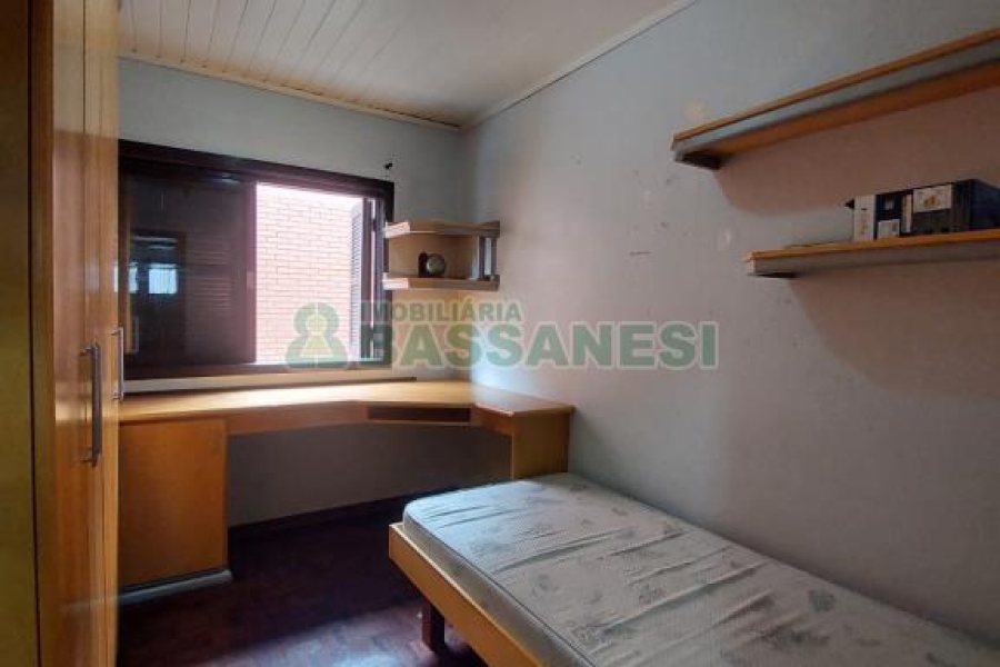 Casa com 70m², 4 dormitórios, 3 vagas, no bairro Marechal Floriano em Caxias do Sul para Comprar