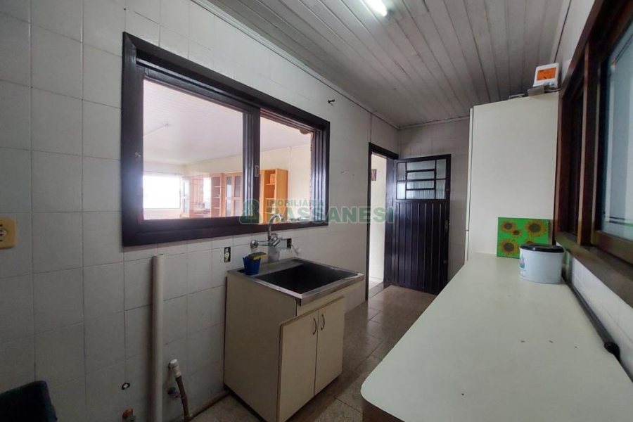 Casa com 70m², 4 dormitórios, 3 vagas, no bairro Marechal Floriano em Caxias do Sul para Comprar