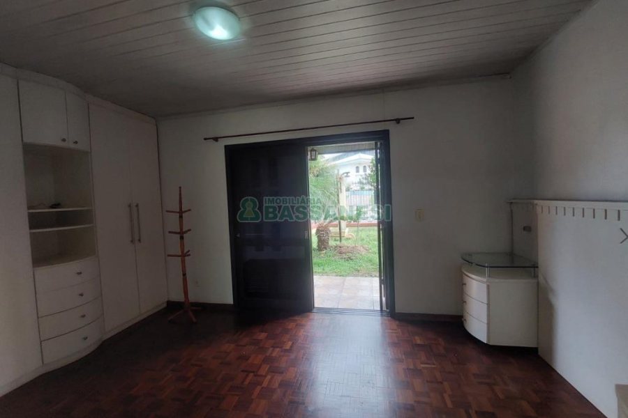 Casa com 70m², 4 dormitórios, 3 vagas, no bairro Marechal Floriano em Caxias do Sul para Comprar