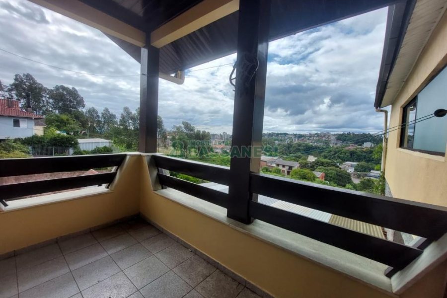 Casa com 70m², 4 dormitórios, 3 vagas, no bairro Marechal Floriano em Caxias do Sul para Comprar