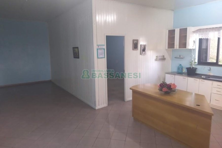 Casa com 70m², 4 dormitórios, 3 vagas, no bairro Marechal Floriano em Caxias do Sul para Comprar
