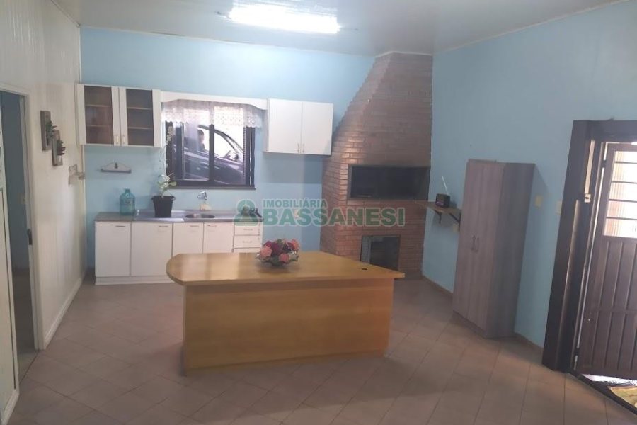 Casa com 70m², 4 dormitórios, 3 vagas, no bairro Marechal Floriano em Caxias do Sul para Comprar