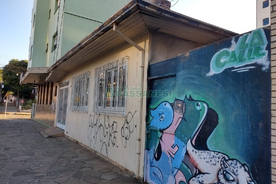 Casa com 250m², 3 dormitórios, 1 vaga, no bairro Centro em Caxias do Sul para Comprar