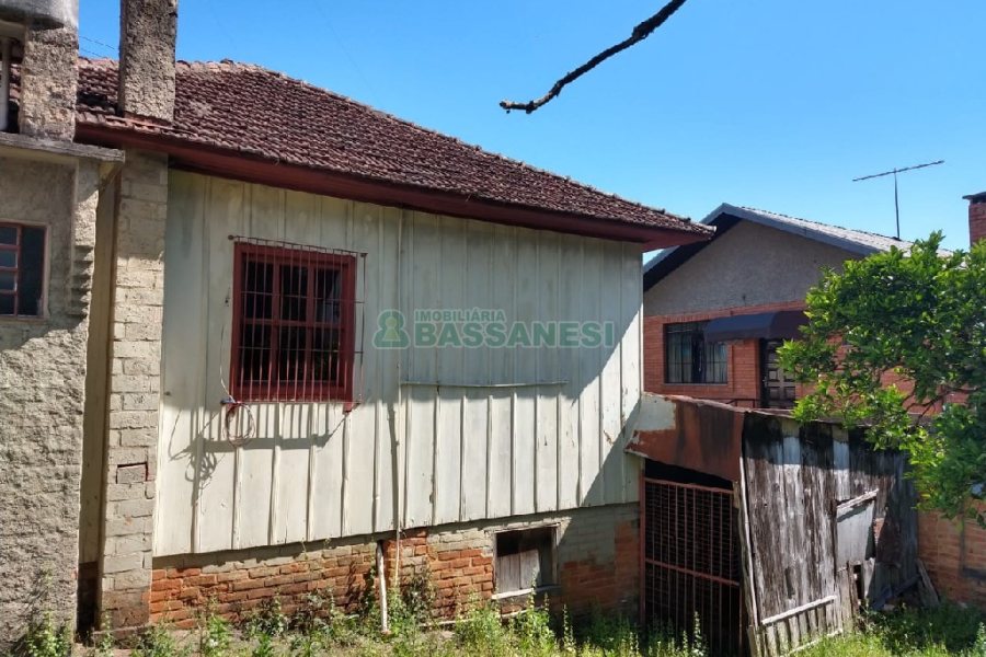 Casa com 100m², 3 dormitórios, 1 vaga, no bairro Panazzolo em Caxias do Sul para Comprar