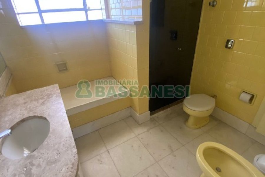 Casa Comercial com 330m², 3 dormitórios, 3 vagas, no bairro São Pelegrino em Caxias do Sul para Alugar ou Comprar