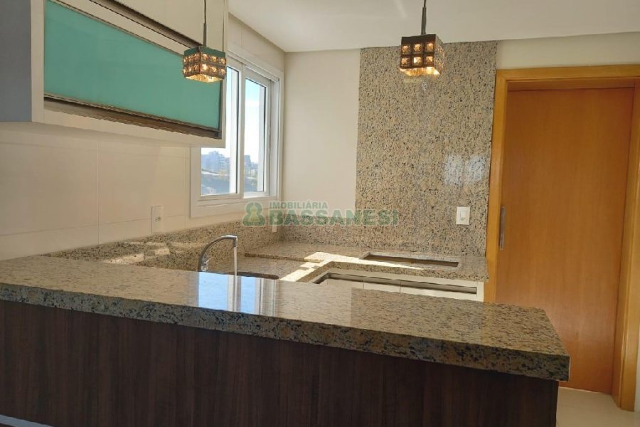 Apartamento com 91m², 3 dormitórios, 2 vagas, no bairro Kayser em Caxias do Sul para Comprar