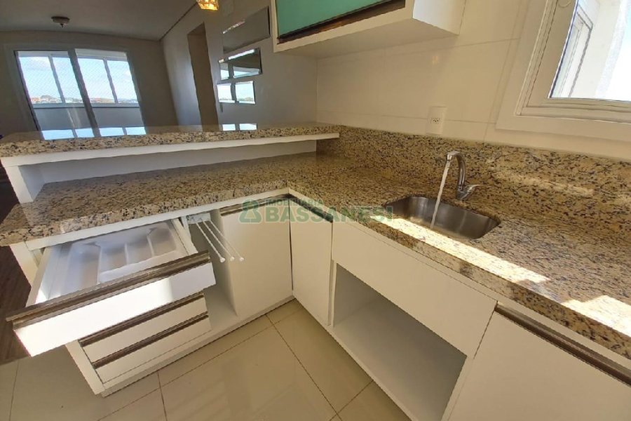 Apartamento com 91m², 3 dormitórios, 2 vagas, no bairro Kayser em Caxias do Sul para Comprar