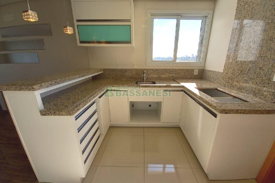Apartamento com 91m², 3 dormitórios, 2 vagas, no bairro Kayser em Caxias do Sul para Comprar