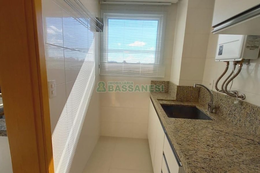 Apartamento com 91m², 3 dormitórios, 2 vagas, no bairro Kayser em Caxias do Sul para Comprar