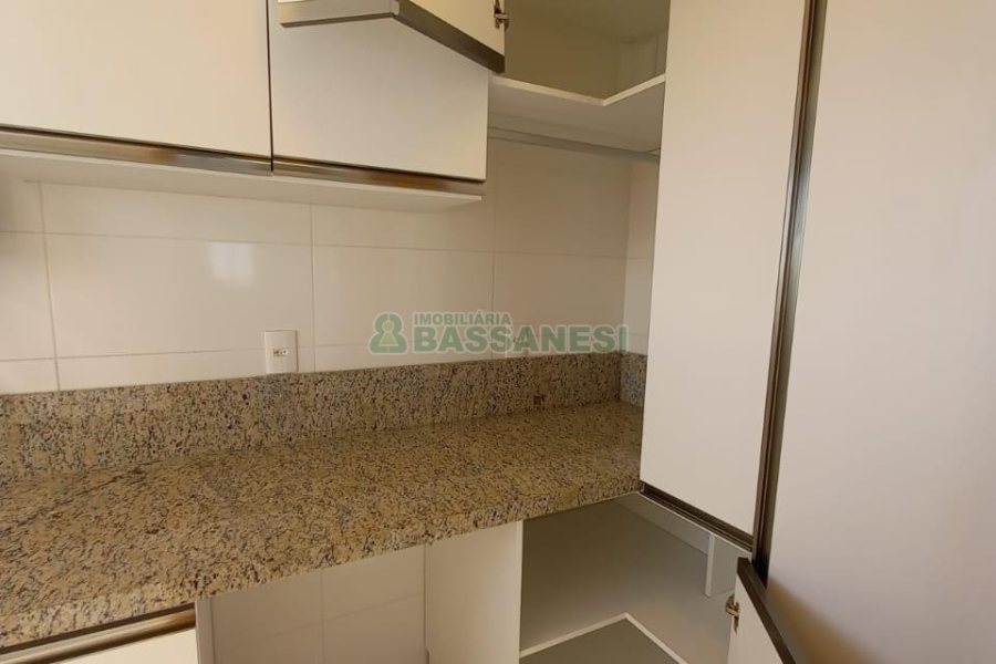 Apartamento com 91m², 3 dormitórios, 2 vagas, no bairro Kayser em Caxias do Sul para Comprar