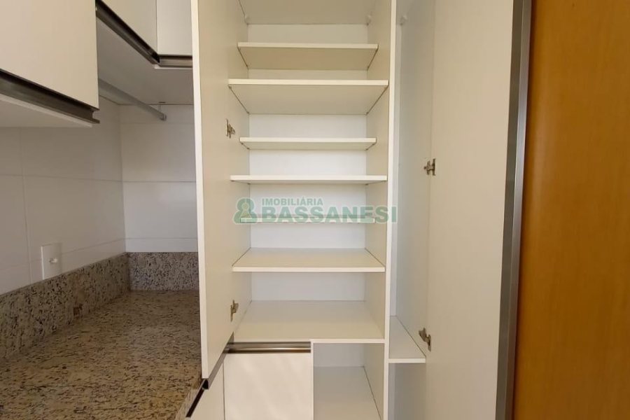Apartamento com 91m², 3 dormitórios, 2 vagas, no bairro Kayser em Caxias do Sul para Comprar