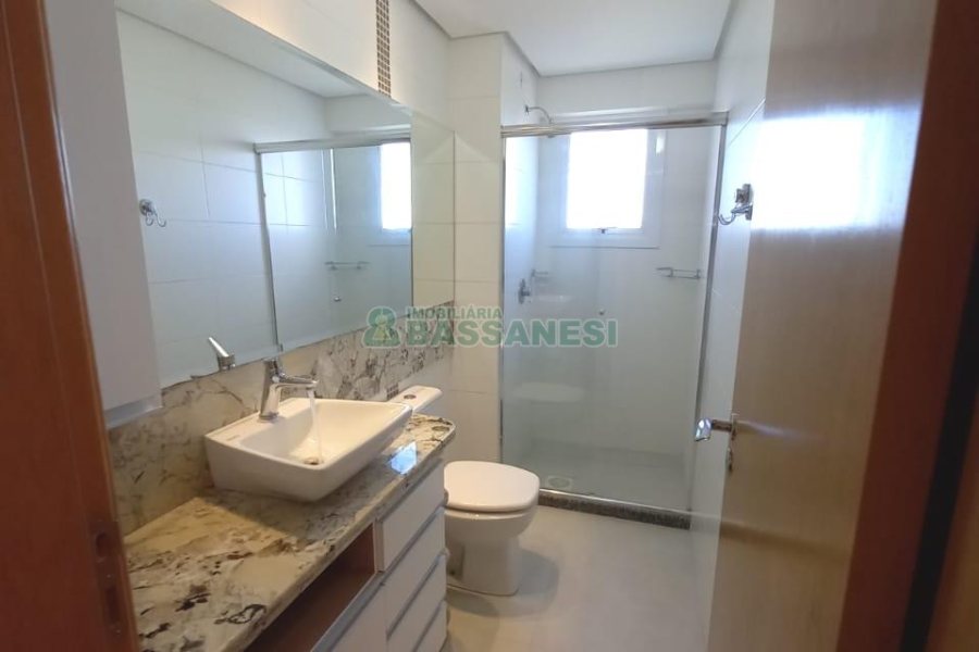 Apartamento com 91m², 3 dormitórios, 2 vagas, no bairro Kayser em Caxias do Sul para Comprar