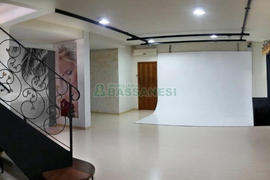 Loja com 480m², 6 vagas, no bairro Centro em Caxias do Sul para Alugar