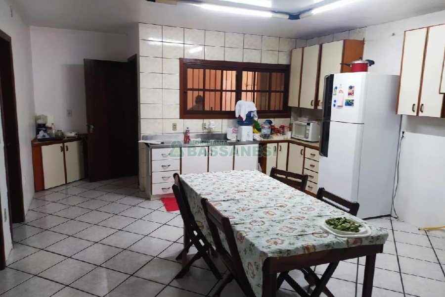 Casa com 165m², 3 dormitórios, 3 vagas, no bairro Charqueadas em Caxias do Sul para Comprar