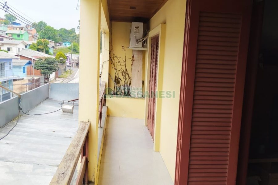 Casa com 165m², 3 dormitórios, 3 vagas, no bairro Charqueadas em Caxias do Sul para Comprar