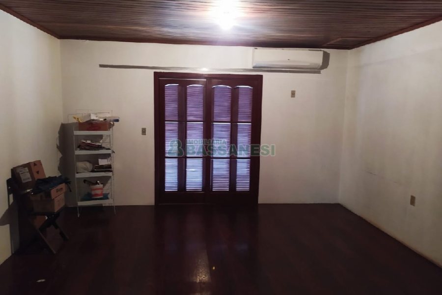 Casa com 165m², 3 dormitórios, 3 vagas, no bairro Charqueadas em Caxias do Sul para Comprar