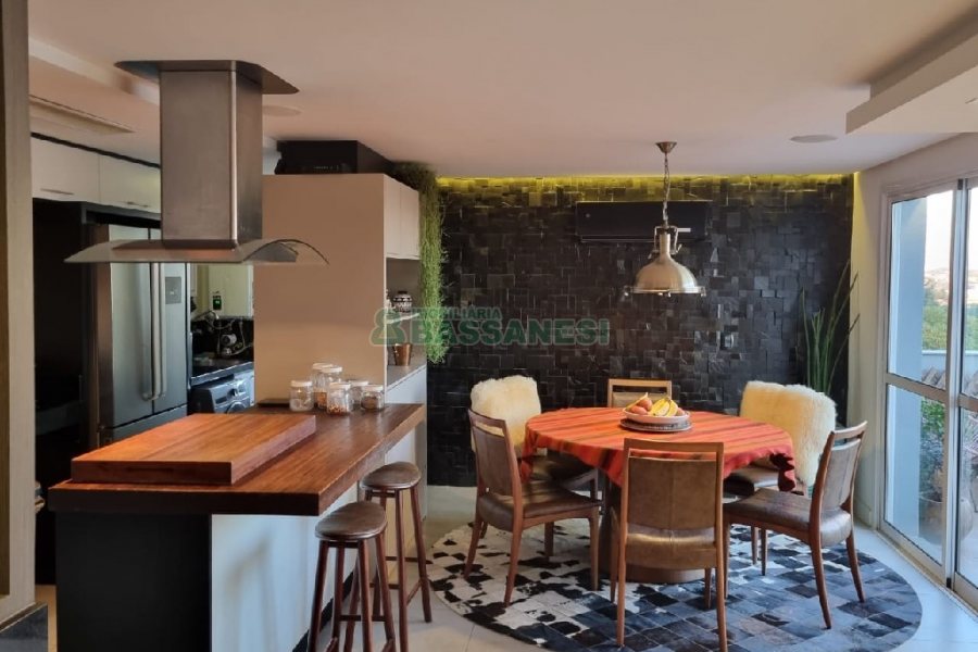 Apartamento com 129m², 2 dormitórios, 2 vagas, no bairro Vila Horn em Caxias do Sul para Comprar