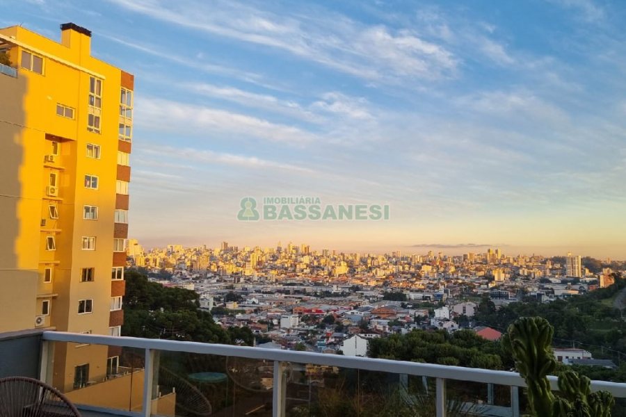 Apartamento com 129m², 2 dormitórios, 2 vagas, no bairro Vila Horn em Caxias do Sul para Comprar