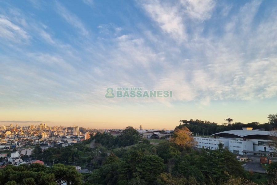 Apartamento com 129m², 2 dormitórios, 2 vagas, no bairro Vila Horn em Caxias do Sul para Comprar