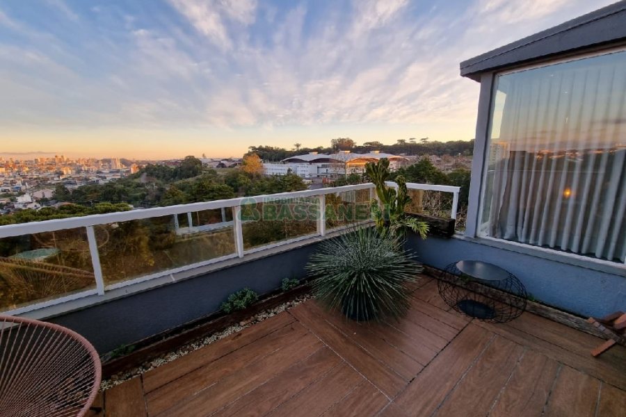 Apartamento com 129m², 2 dormitórios, 2 vagas, no bairro Vila Horn em Caxias do Sul para Comprar