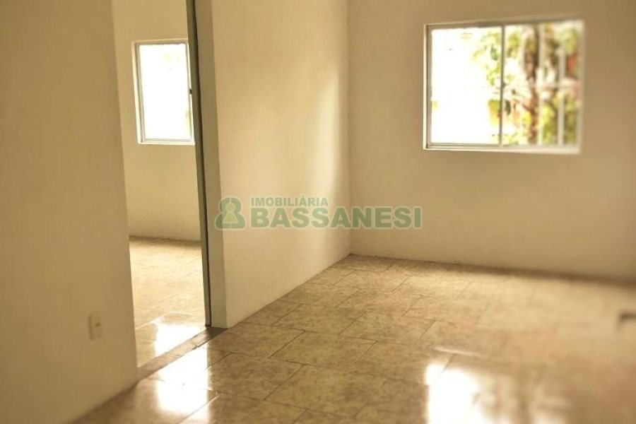 Casa Comercial com 254m², 8 dormitórios, 3 vagas, no bairro Jardim América em Caxias do Sul para Alugar