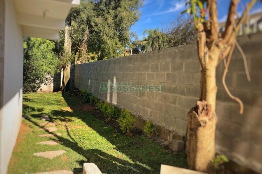 Casa Comercial com 254m², 8 dormitórios, 3 vagas, no bairro Jardim América em Caxias do Sul para Alugar