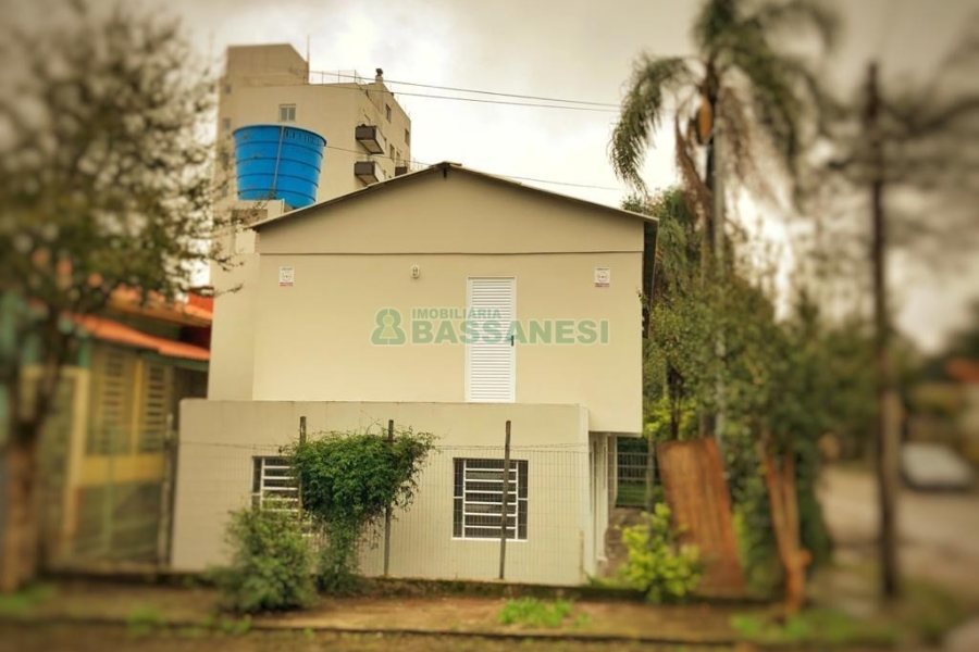 Casa Comercial com 254m², 8 dormitórios, 3 vagas, no bairro Jardim América em Caxias do Sul para Alugar