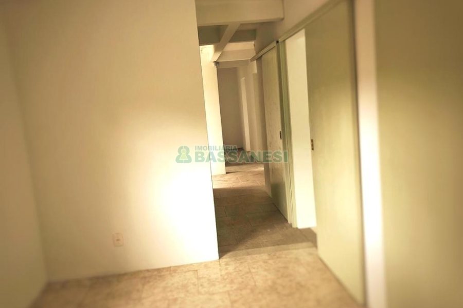 Casa Comercial com 254m², 8 dormitórios, 3 vagas, no bairro Jardim América em Caxias do Sul para Alugar