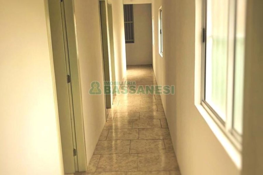 Casa Comercial com 254m², 8 dormitórios, 3 vagas, no bairro Jardim América em Caxias do Sul para Alugar