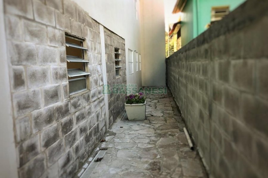 Casa Comercial com 254m², 8 dormitórios, 3 vagas, no bairro Jardim América em Caxias do Sul para Alugar