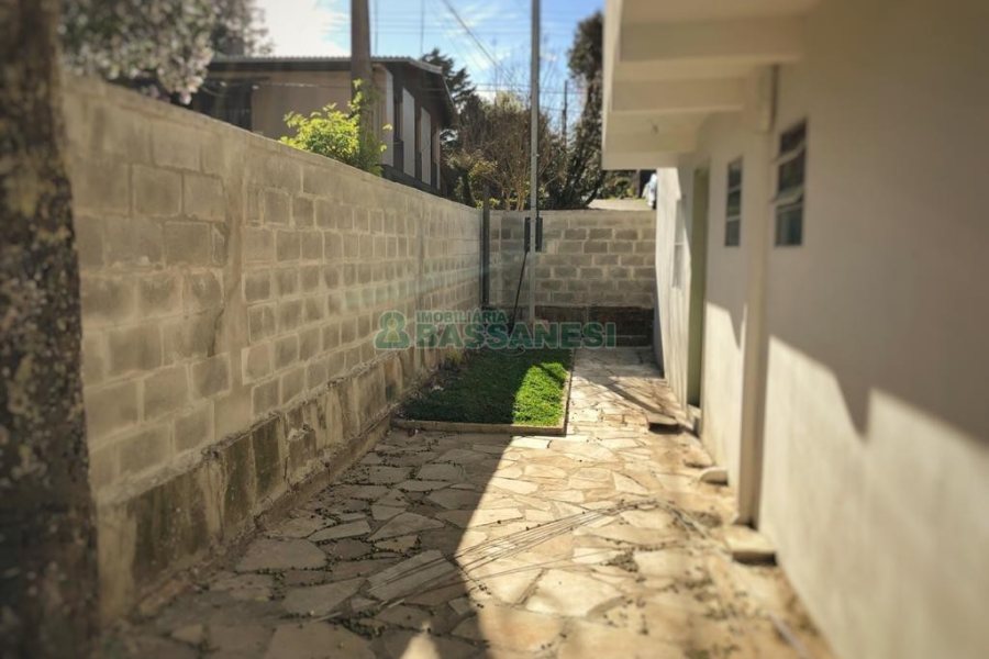 Casa Comercial com 254m², 8 dormitórios, 3 vagas, no bairro Jardim América em Caxias do Sul para Alugar