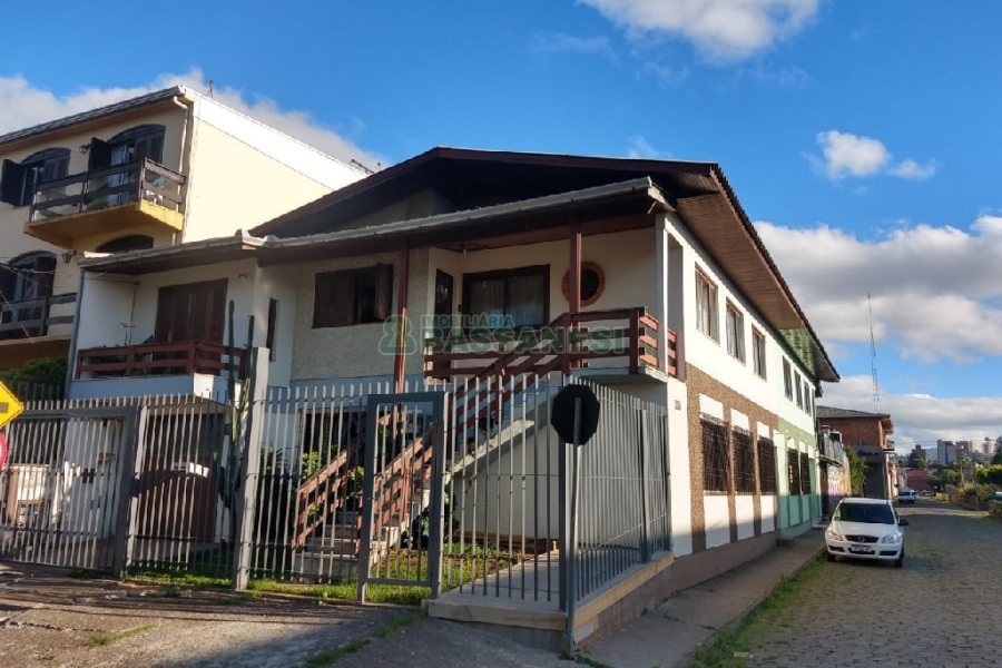 Casa com 82m², 3 dormitórios, 1 vaga, no bairro Pio X em Caxias do Sul para Comprar