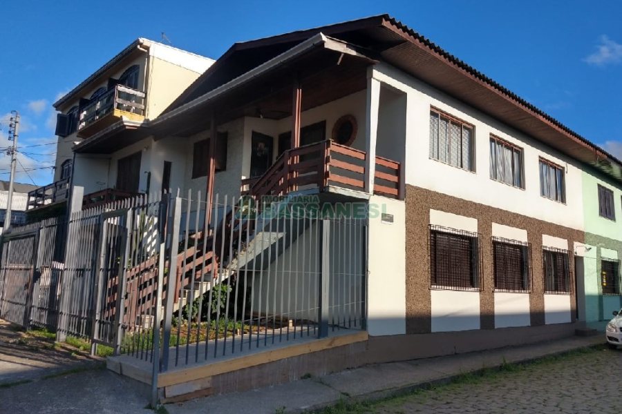 Casa com 82m², 3 dormitórios, 1 vaga, no bairro Pio X em Caxias do Sul para Comprar