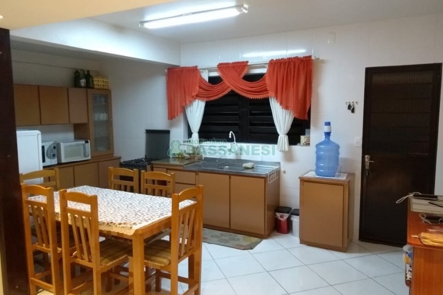 Casa com 82m², 3 dormitórios, 1 vaga, no bairro Pio X em Caxias do Sul para Comprar