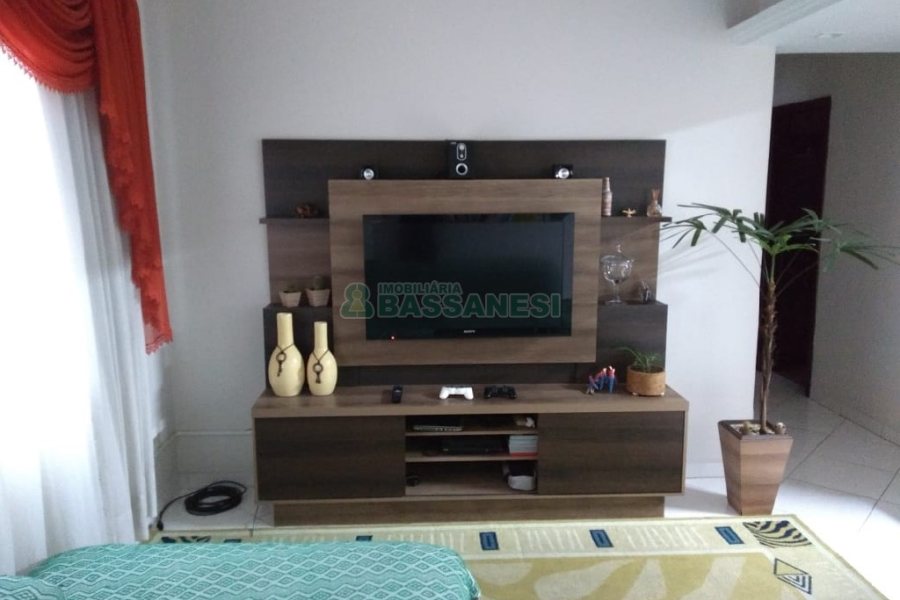 Casa com 82m², 3 dormitórios, 1 vaga, no bairro Pio X em Caxias do Sul para Comprar