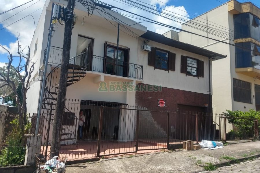 Casa, 3 dormitórios, 2 vagas, no bairro Rio Branco em Caxias do Sul para Comprar