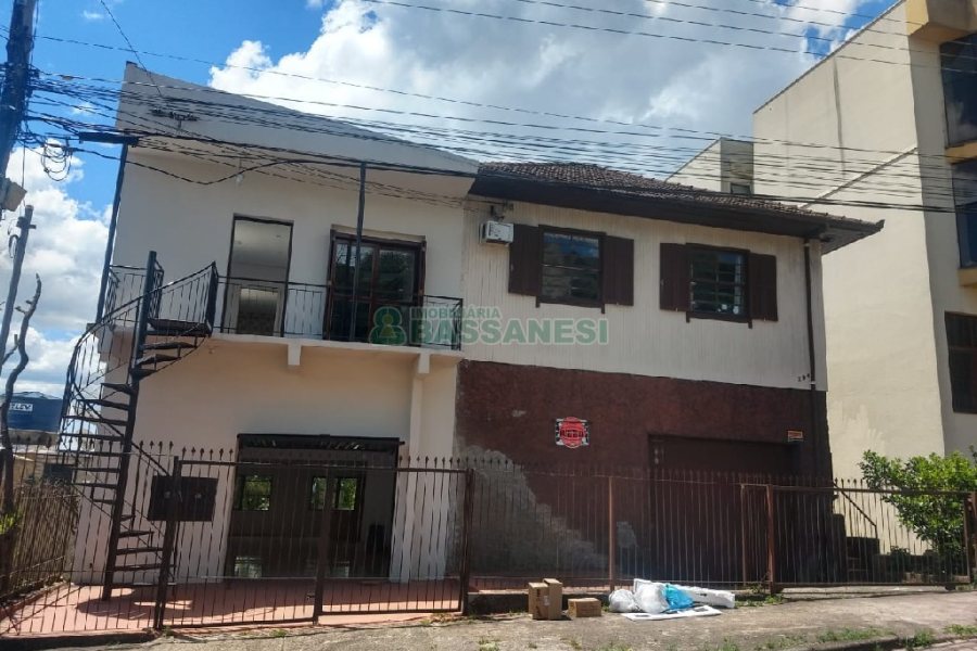 Casa, 3 dormitórios, 2 vagas, no bairro Rio Branco em Caxias do Sul para Comprar