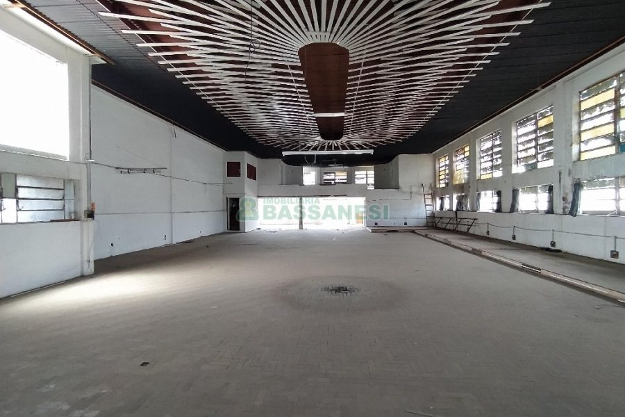 Loja com 1200m², no bairro Cruzeiro em Caxias do Sul para Alugar