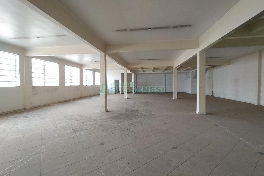 Loja com 1200m², no bairro Cruzeiro em Caxias do Sul para Alugar