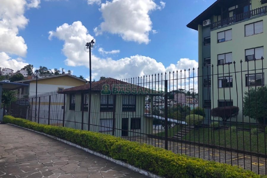 Apartamento com 77m², 2 dormitórios, 1 vaga, no bairro Marechal Floriano em Caxias do Sul para Comprar