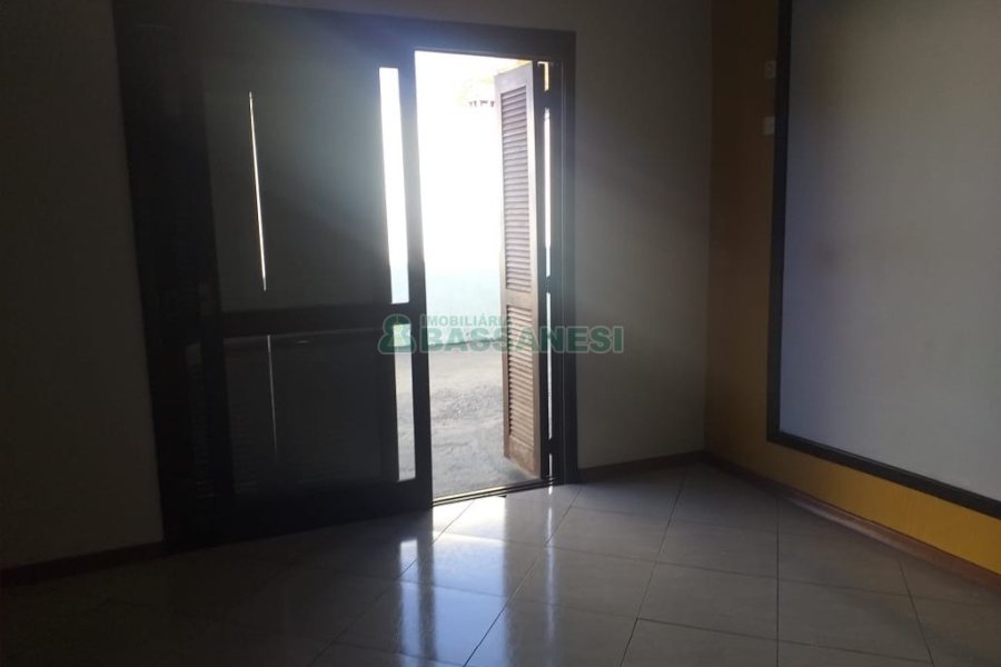 Casa com 230m², 3 dormitórios, 2 vagas, no bairro Diamantino em Caxias do Sul para Comprar