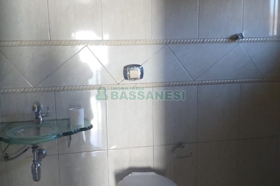 Casa com 230m², 3 dormitórios, 2 vagas, no bairro Diamantino em Caxias do Sul para Comprar