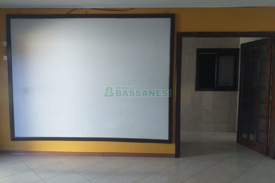 Casa com 230m², 3 dormitórios, 2 vagas, no bairro Diamantino em Caxias do Sul para Comprar