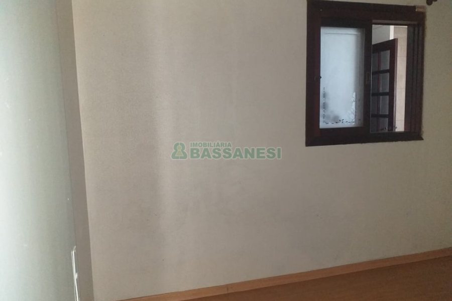 Casa com 230m², 3 dormitórios, 2 vagas, no bairro Diamantino em Caxias do Sul para Comprar