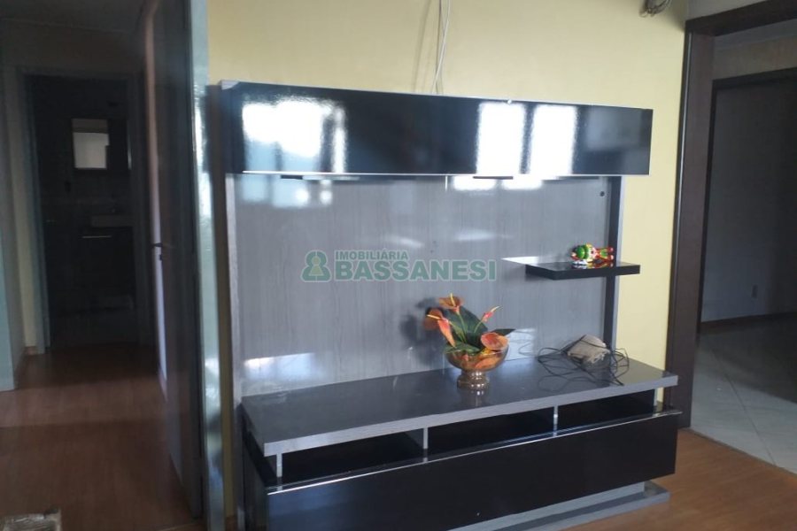 Casa com 230m², 3 dormitórios, 2 vagas, no bairro Diamantino em Caxias do Sul para Comprar