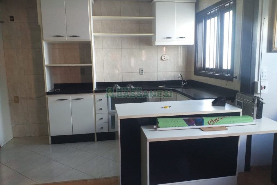 Casa com 230m², 3 dormitórios, 2 vagas, no bairro Diamantino em Caxias do Sul para Comprar